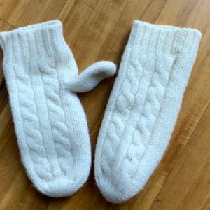 GAP Ivory Chunky Cable-Stitch Mittens lambs wool knit mittens